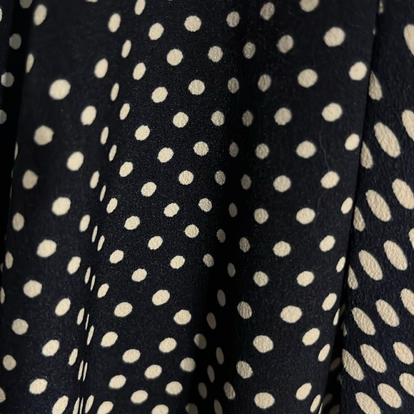 Banana Republic size 2 skirt. High low hem. Ombré color pattern. Navy and white - Picture 5 of 6